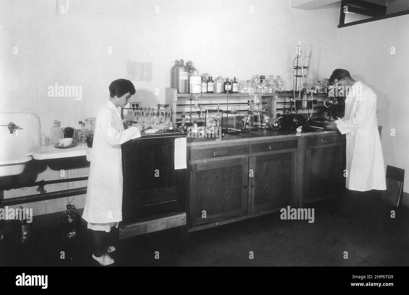 Sugar Chemistry Zimmer: Zentrales KrebsforschungslaborBeschreibung Ein Mann und eine Frau in weißen Laborkittel arbeiten an einem Labortisch. Innenraum des Zuckerchemie-Raums in den Zentralen Krebsforschungslabors im Jahr 1931 ca. 1931 Stockfoto