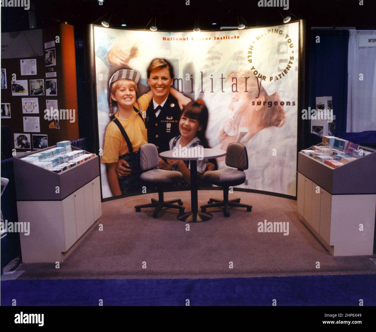 Eine NCI-Ausstellung mit einer Militärchirurgen-Frau und zwei Mädchen, die sie umarmen. Unbekanntes Datum Stockfoto
