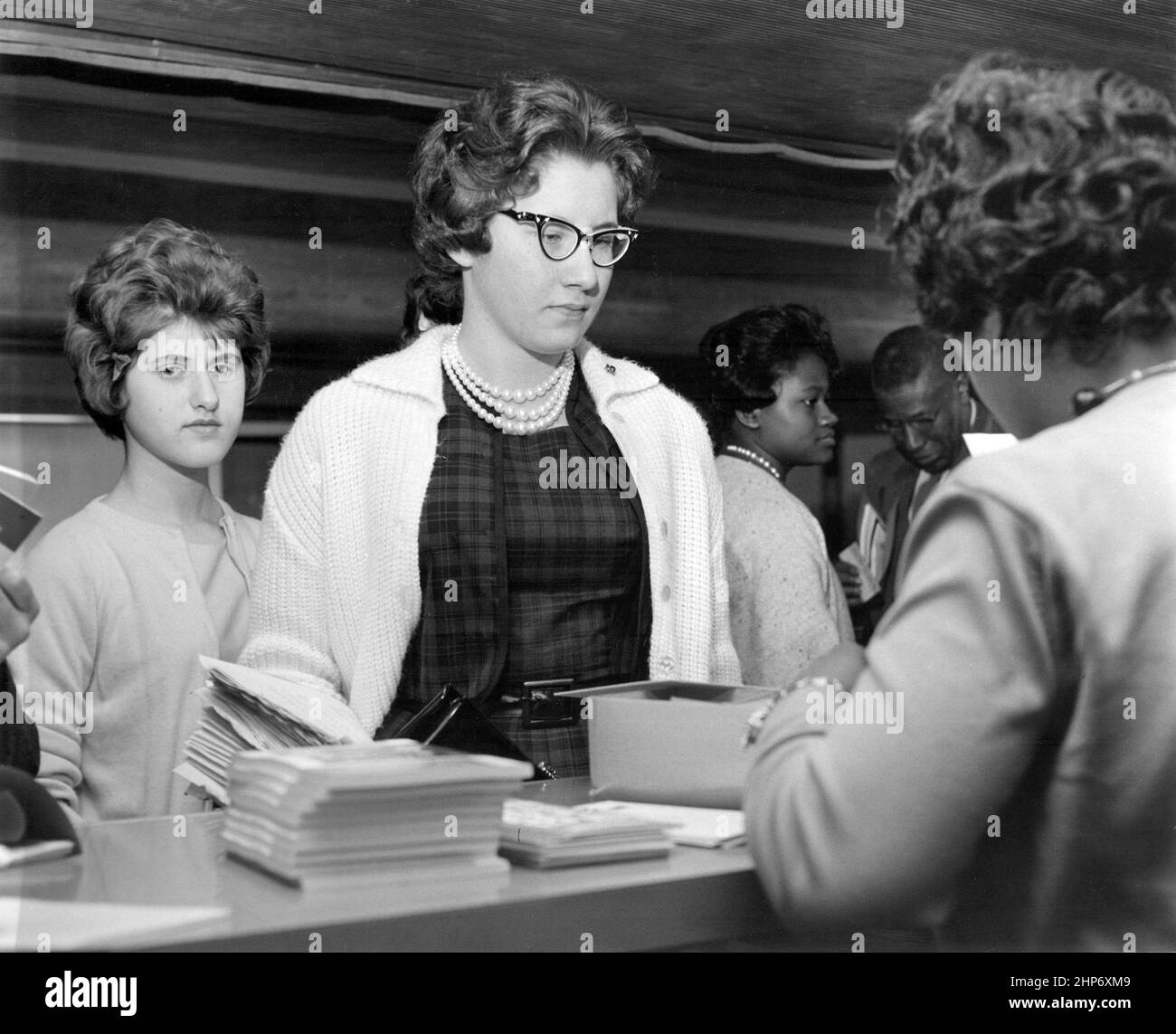 3rd Treffen der Registrierung der Science Demonstration Conference. Bild von zwei kaukasischen Frauen, die Schlange stehen, um sich zu registrieren. Mai 5 1962 Stockfoto