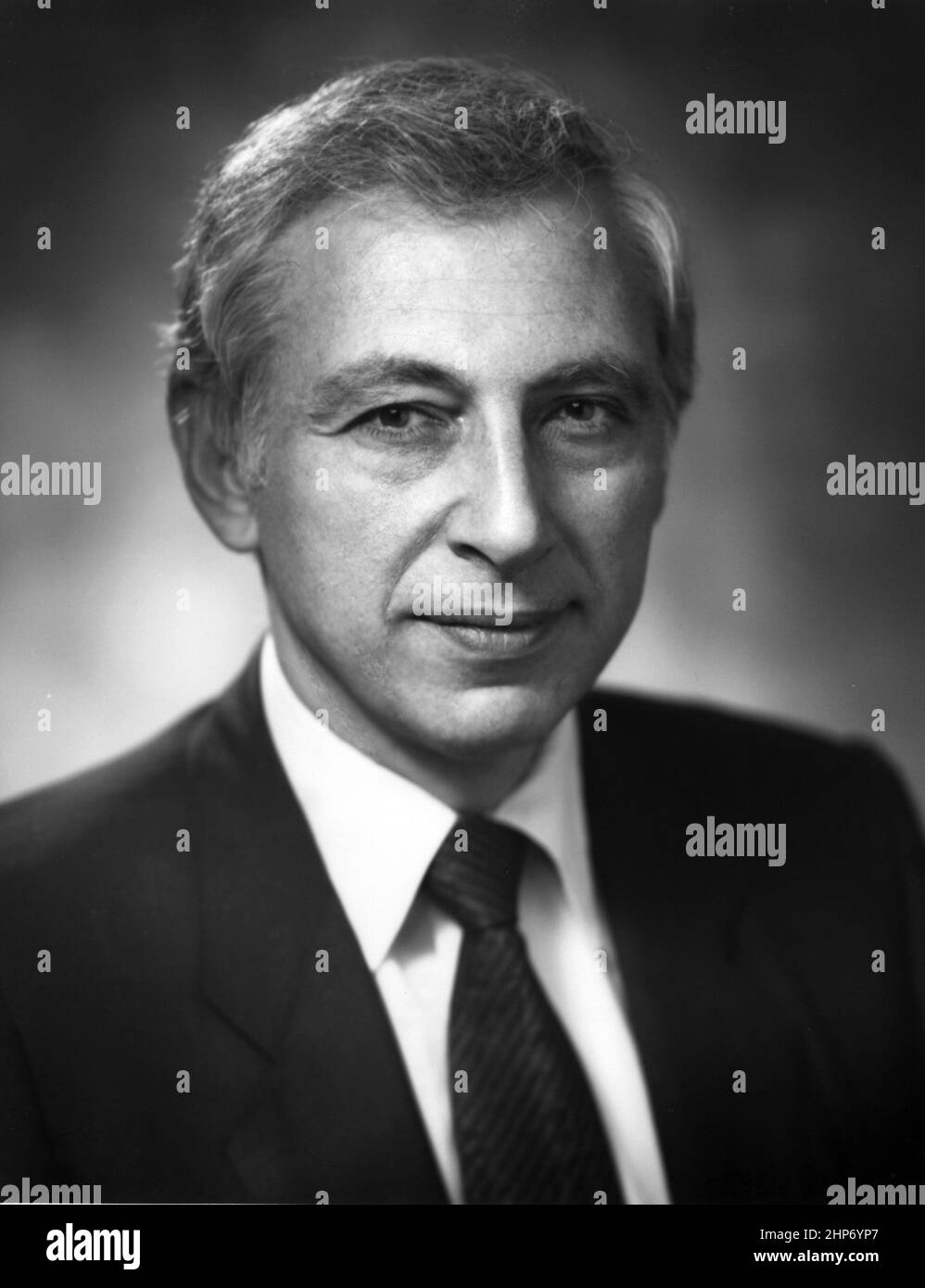 Robert Charles Gallo, ehemaliger Biomedizinischer Forscher. Er ist vor allem für seine Arbeit mit dem Human Immunodeficiency Virus (HIV) bekannt, dem Infektionserreger, der für das erworbene Immunschwächesyndrom (AIDS) verantwortlich ist. Er war der ehemalige Leiter des Labors für Tumorzellbiologie an den National Institutes of Health Ca. Unbekanntes Datum Stockfoto