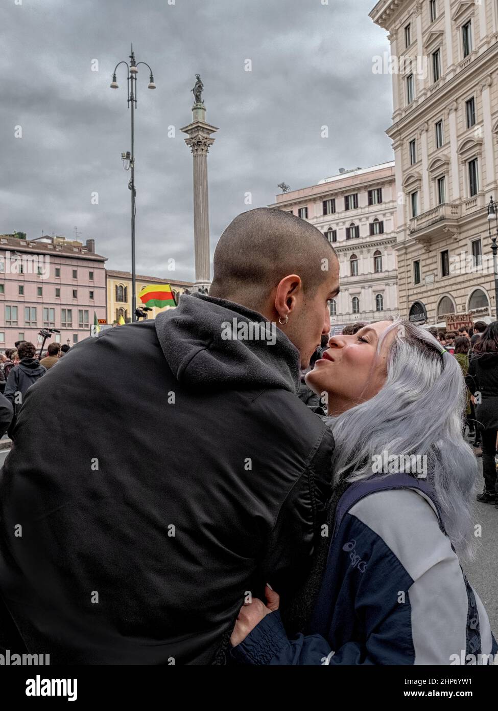 Studenten protestieren während einer nationalen Demonstration gegen den Wechsel von Schularbeit und erinnern sich an zwei Studenten, die während eines unbezahlten Praktikums starben, am Februar in Italien. Der 18-jährige Lorenzo Parelli ist im Januar während eines unbezahlten Praktikums in der Provinz Udine bei einem Unfall ums Leben gekommen, während Giuseppe Lenoci am Montag, den 14th. Februar, auch während der Berufserfahrung, bei einem Autounfall ums Leben kam. Stockfoto