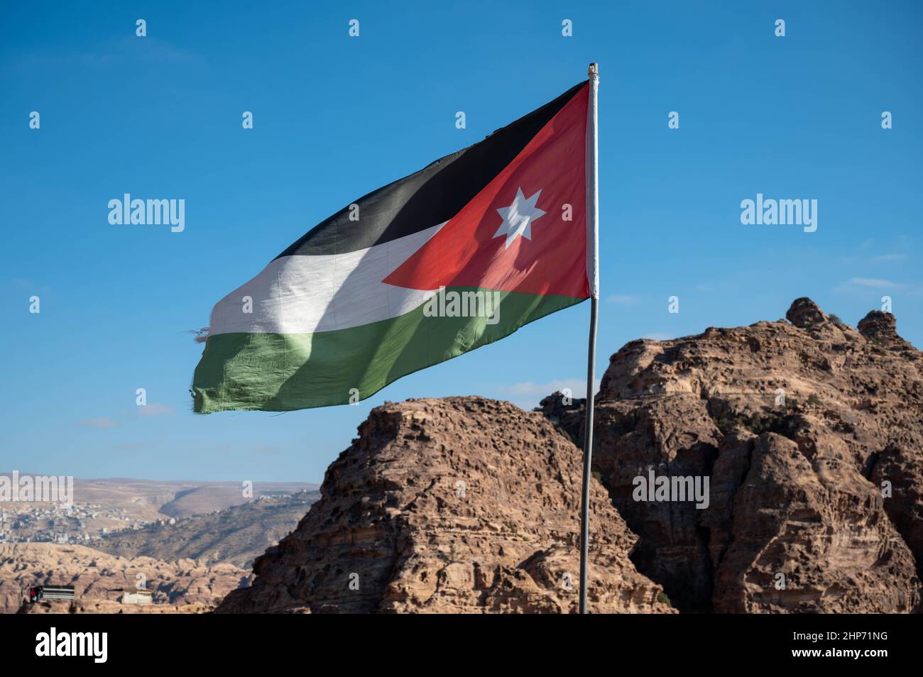 Die schwarze, weiße, grüne und rote Flagge Jordaniens, die über dem Touristenziel Petra fliegt Stockfoto