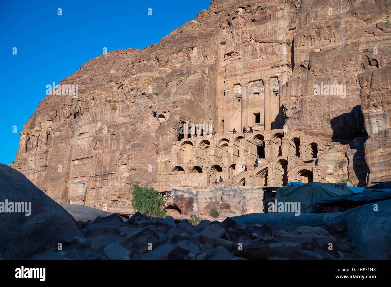 Das Urnengrab bei Petra, Jordanien, ist aus dem lebenden Sandsteinfelsen des Berges geschnitzt Stockfoto