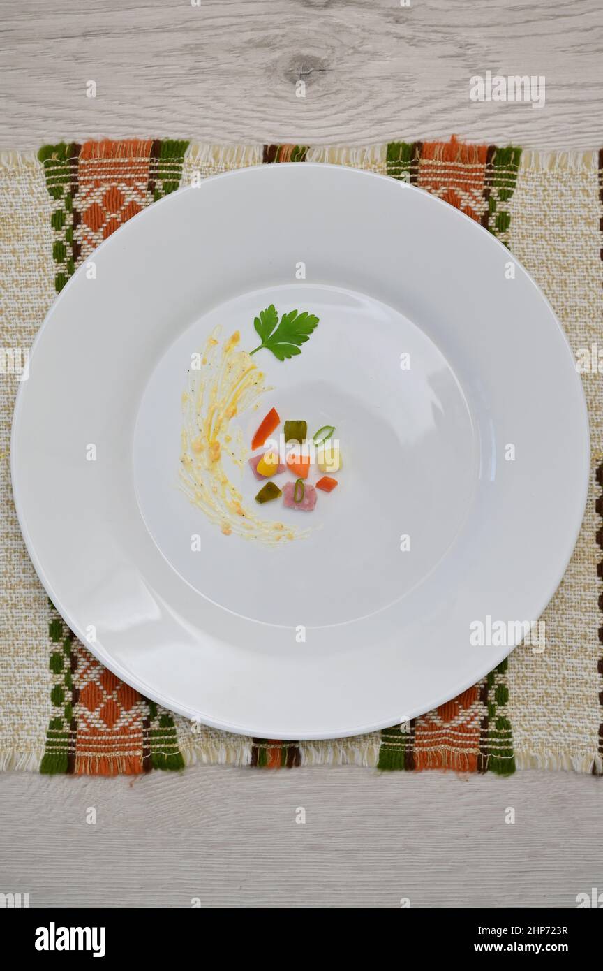 Kulinarischer Boeuf-Salat der Meisterklasse und Unterschrift des Küchenchefs Stockfoto