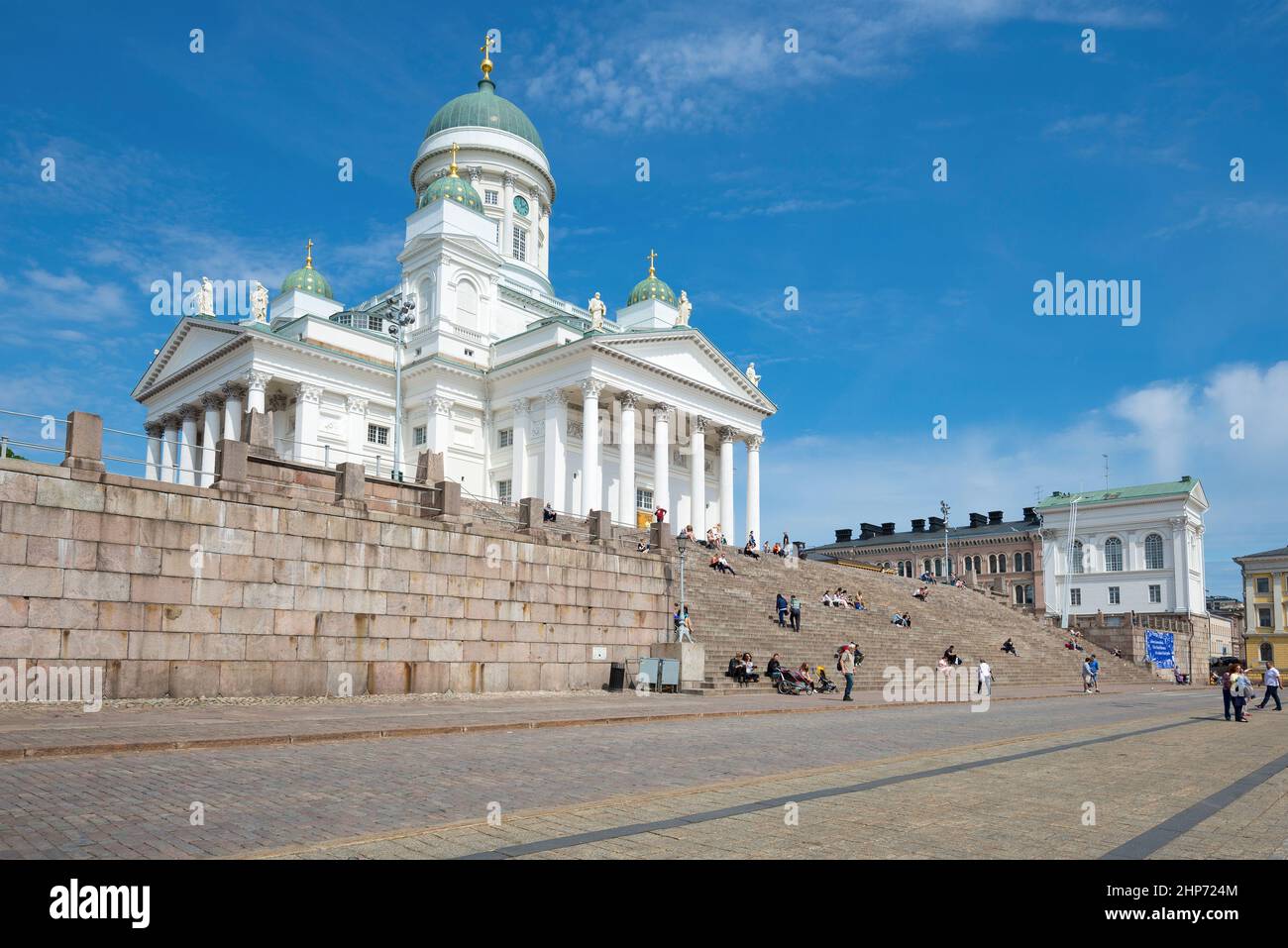 HELSINKI, FINNLAND - 11. JUNI 2017: Blick auf die Nikolaikirche auf dem Senatsplatz an einem sonnigen Junitag Stockfoto