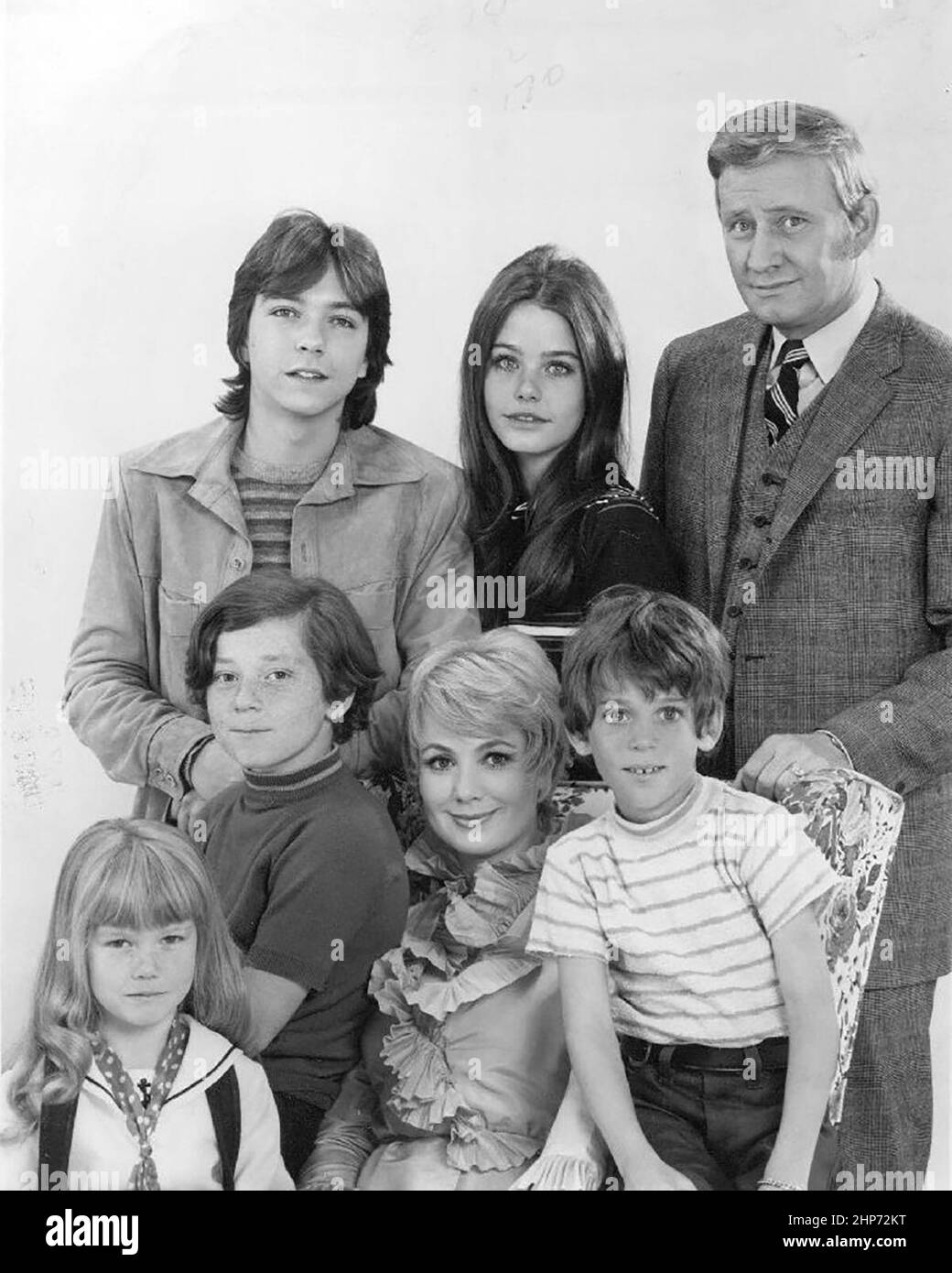 Werbefoto der Fernsehschauspieler (stehend; L bis R) David Cassidy, Susan Dey, Dave Madden, (sitzend; L bis R) Danny Bonaduce, Shirley Jones, Jeremy Gelbwaks und (vorne; links) Suzanne Crough, die die ABC-Comedy-Serie The Partridge Family, um 1970 - 1971 promoten Stockfoto