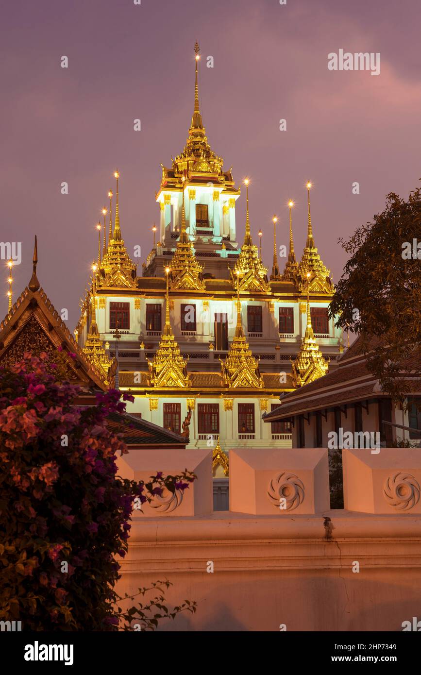 Der Gipfel des Loha Prasat Chedi des buddhistischen Tempels Wat Ratchanatdaram in der Abenddämmerung. Bangkok, Thailand Stockfoto