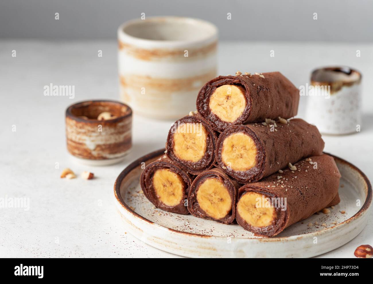 Vegane Schokoladen-Crepes mit Banane- und Schokoladenaufstrich-Füllung Stockfoto