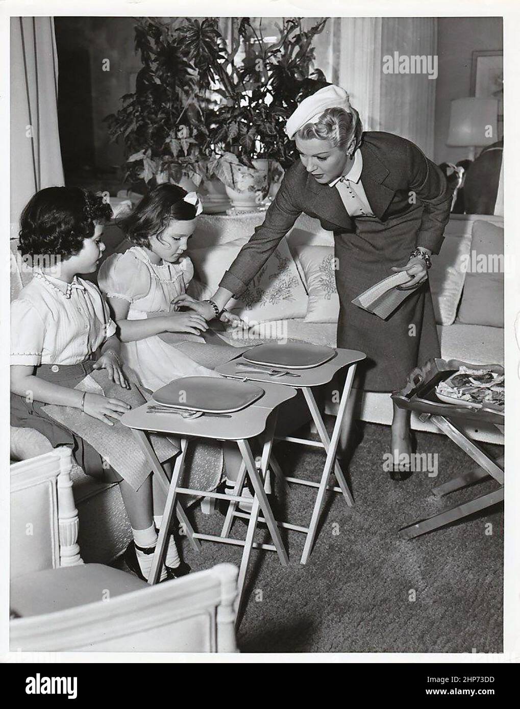 Lana Turner mit Tochter Cheryl Crane und melie Bennett (Tochter von Joan Bennett) am Set Von A Life of her Own Ca. 1950 Stockfoto