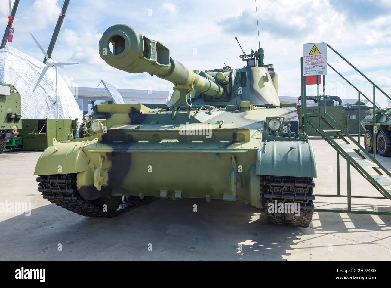 REGION MOSKAU, RUSSLAND - 25. AUGUST 2020: Russische 152mm-Haubitze 2S3M 'Akatsia' Nahaufnahme. Internationales militärtechnisches Forum 'Army-2 Stockfoto