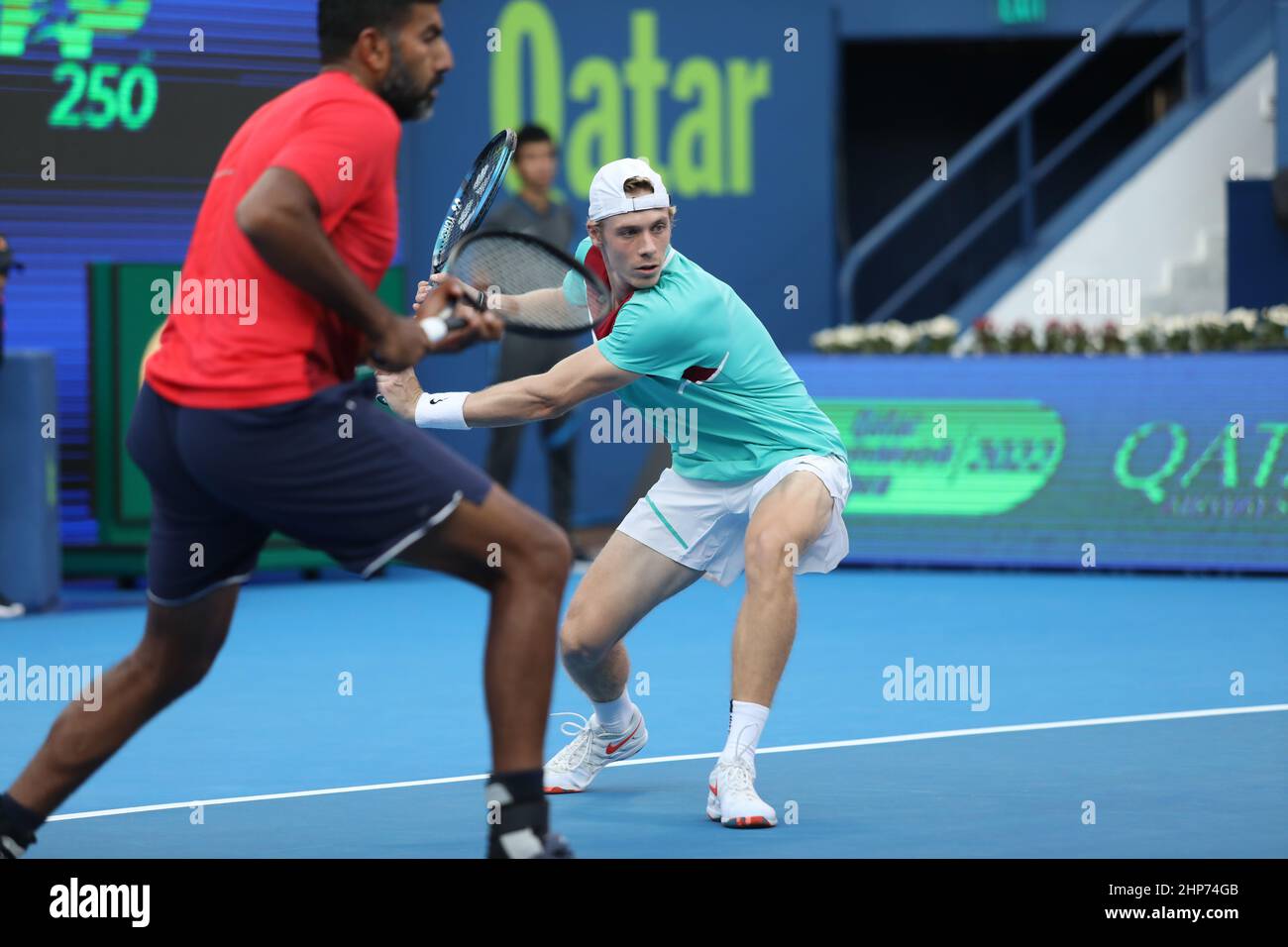 Rohan Bopanna aus Indien und Denis Shapovalov aus Kanada in Aktion während ihres Doppelfinalmatches mit Wesley Koolhof aus den Niederlanden und Neal Skupski aus Großbritannien bei den Qatar ExxonMobil Open im Khalifa International Tennis and Squash Complex am 18. Februar 2022 in Doha, Katar. Stockfoto