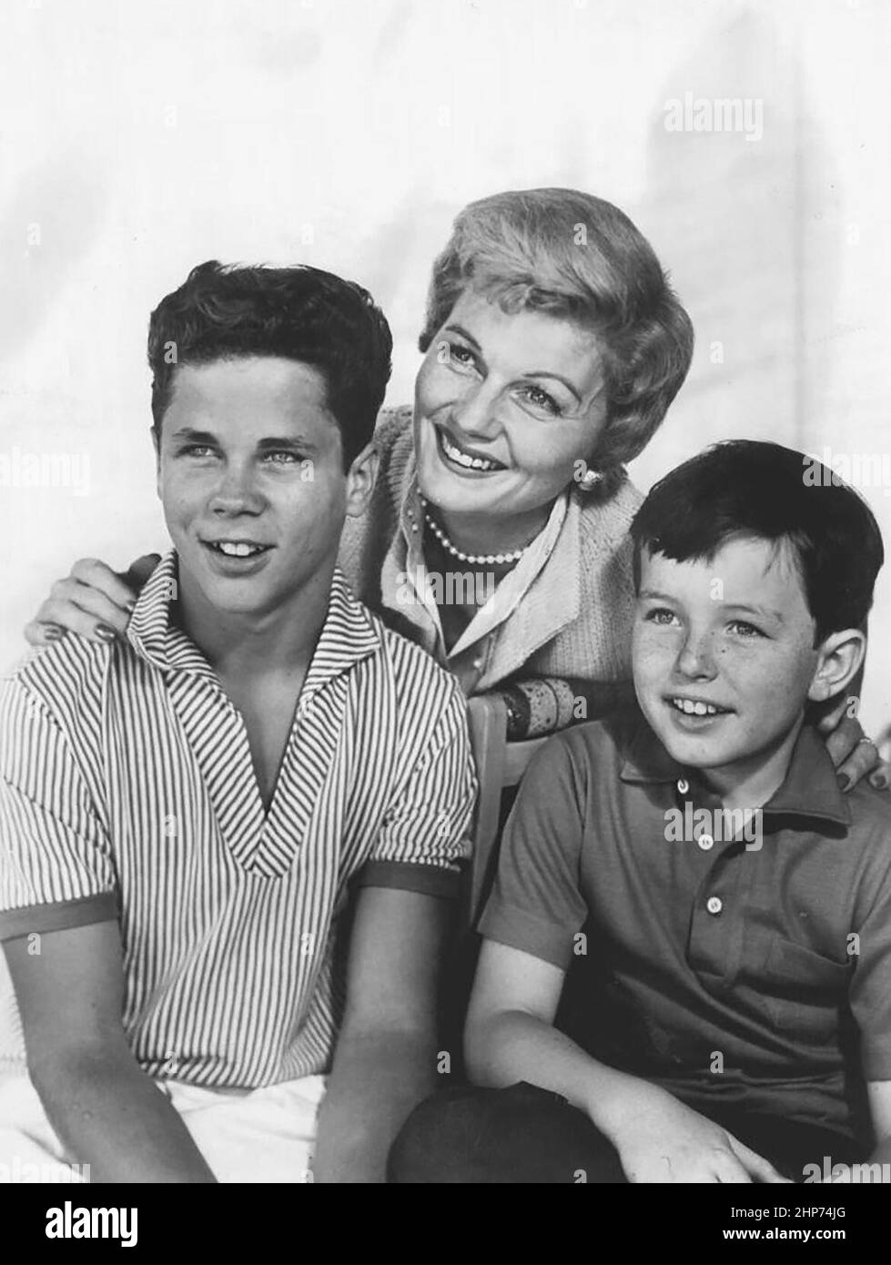 Werbefoto der Schauspieler aus der klassischen Situationskomödie Leave it to Beaver (1957-1963) L to R: Tony Dow, Barbara Billingsley, Jerry Mathers Stockfoto