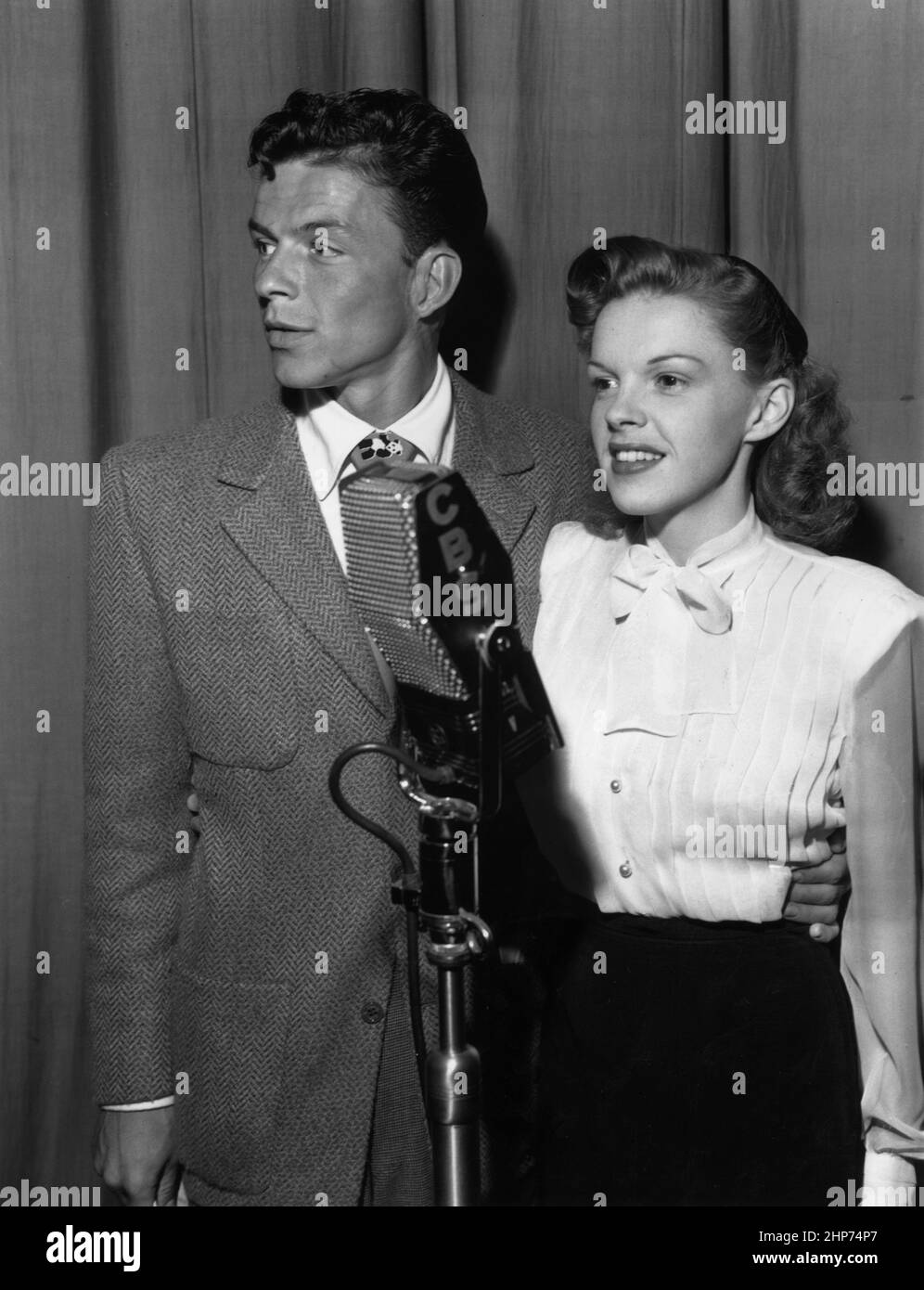 Werbefoto von Frank Sinatra und Gaststar Judy Garland für eine Folge der Frank Sinatra Show im Jahr 1944 auf CBS Radio Stockfoto