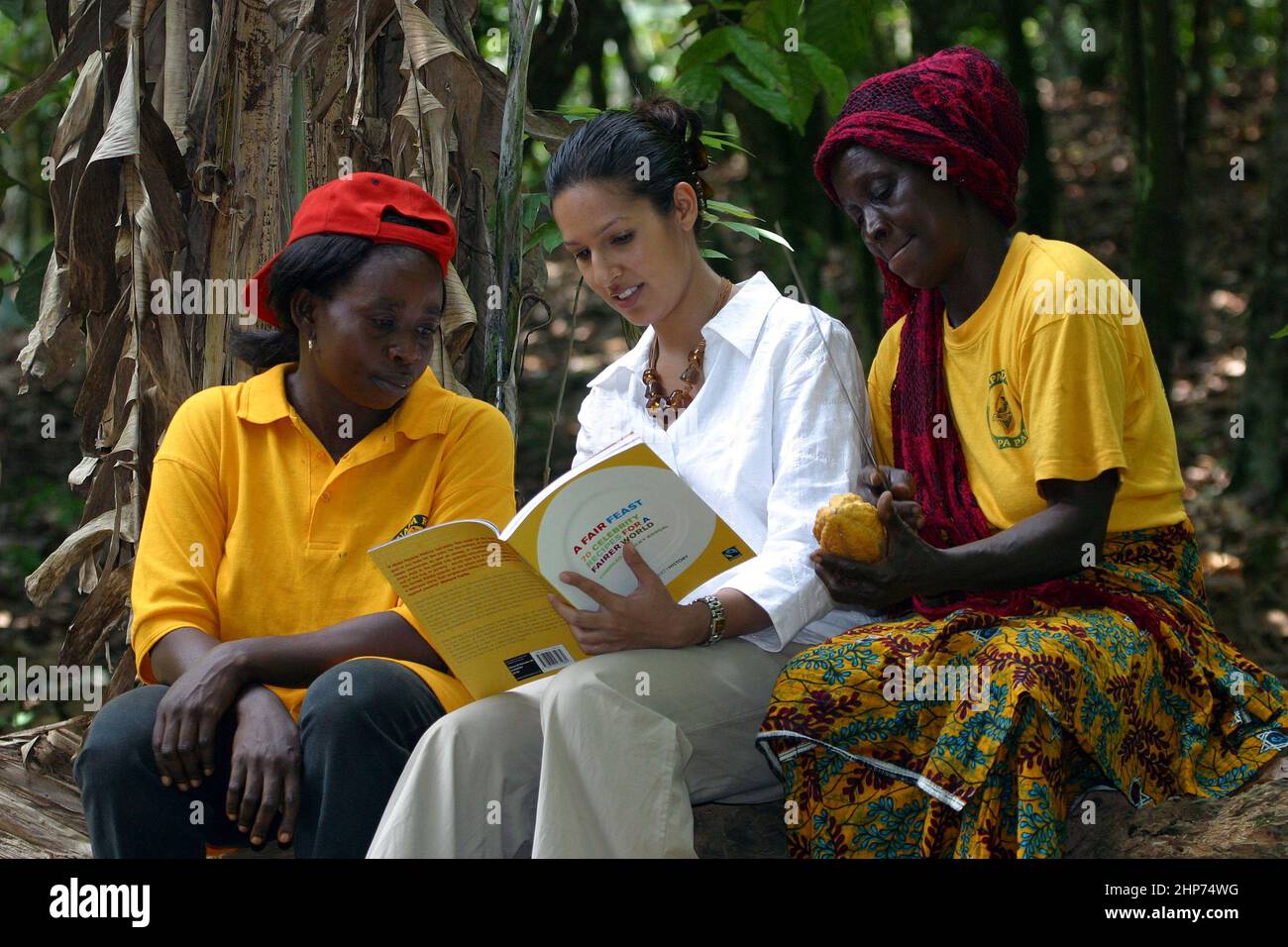 Die berühmte Essensschriftstellerin Vicky Bhogal. Eine Aktivistin von Causes Vickys berühmtes Rezeptbuch für die Make Poverty History Kampagne, „A Fair Feast“ im Jahr 2005, das sie zusammenstellte und herausgab. Das Buch bestand darauf, dass 100% des Erlöses an wohltätige Zwecke gehen, und brachte über £100.000 für die Fairtrade Foundation und Oxfams Make Trade Fair Campaign ein. Bild Gary Roberts/worldwidefeatures.com Stockfoto