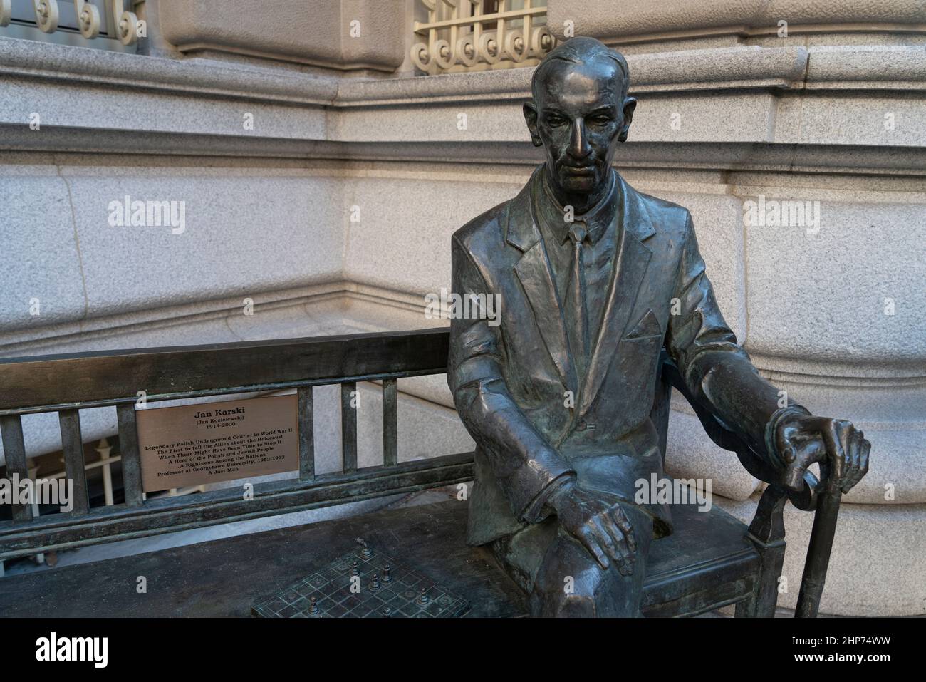 Eine Statue von Jan Karski befindet sich an der Ecke 37th Street und Madison Ave., vor dem Generalkonsulat der Republik Polen in New York. Stockfoto