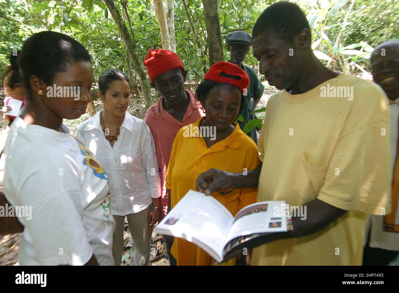 Die berühmte Essensschriftstellerin Vicky Bhogal. Eine Aktivistin von Causes Vickys berühmtes Rezeptbuch für die Make Poverty History Kampagne, „A Fair Feast“ im Jahr 2005, das sie zusammenstellte und herausgab. Das Buch bestand darauf, dass 100% des Erlöses an wohltätige Zwecke gehen, und brachte über £100.000 für die Fairtrade Foundation und Oxfams Make Trade Fair Campaign ein. Bild Gary Roberts/worldwidefeatures.com Stockfoto