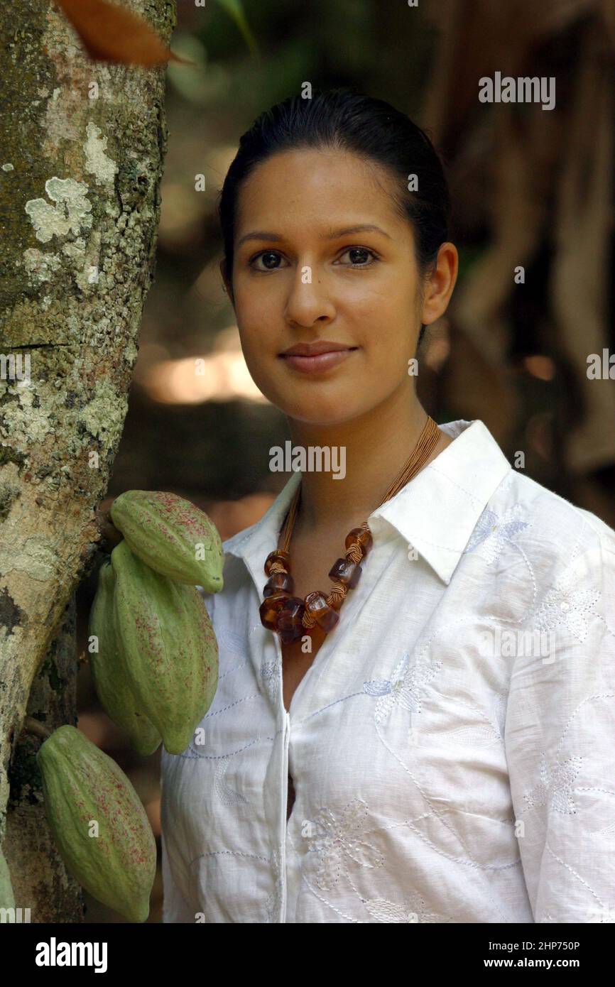 Die berühmte Essensschriftstellerin Vicky Bhogal. Eine Aktivistin von Causes Vickys berühmtes Rezeptbuch für die Make Poverty History Kampagne, „A Fair Feast“ im Jahr 2005, das sie zusammenstellte und herausgab. Das Buch bestand darauf, dass 100% des Erlöses an wohltätige Zwecke gehen, und brachte über £100.000 für die Fairtrade Foundation und Oxfams Make Trade Fair Campaign ein. Bild Gary Roberts/worldwidefeatures.com Stockfoto