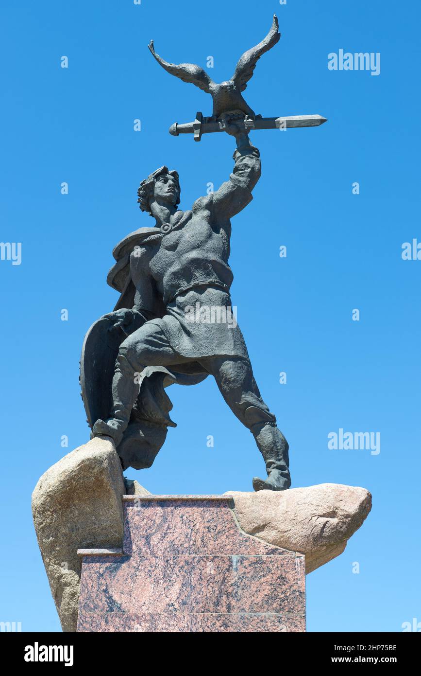 MALOOYAROSLAVETS, RUSSLAND - 07. JULI 2021: Skulptur des russischen Prinzen Wladimir dem Tapferen gegen den blauen Himmel. Denkmal zu Ehren der Gründung von Th Stockfoto