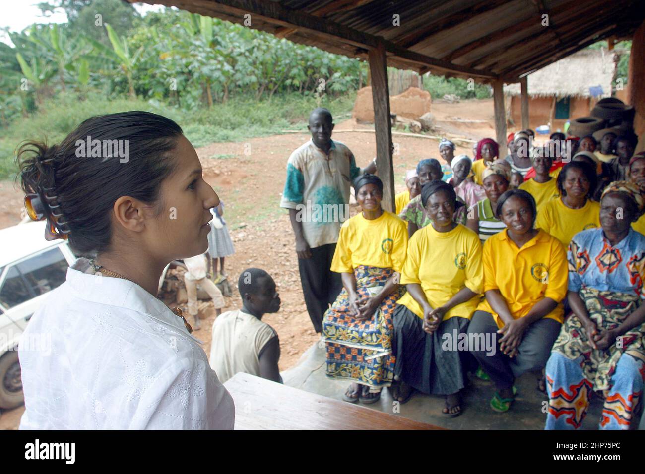 Bananenplantage in Ghana, Westafrika, mit Fairtrade-Köchin Vicky Bhogal, Autorin eines FairFeast und Plantagenmitarbeitern. Stockfoto