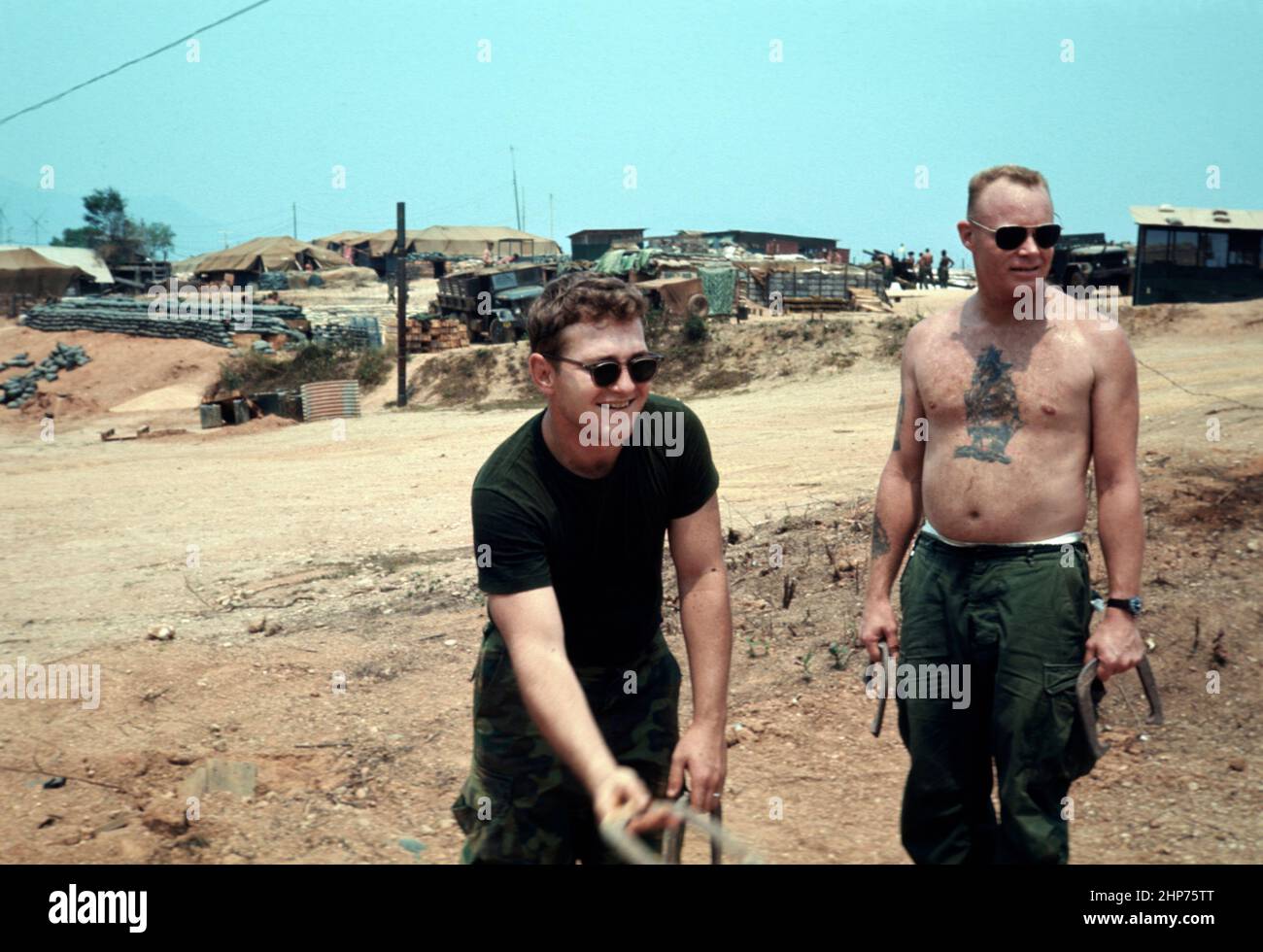 Vietnam war Era Fotos: 'Hufeisen, HN HM1, Jerry Ostrem, Hill 10', April 1969 - PD Foto mit freundlicher Genehmigung von USMC Stockfoto