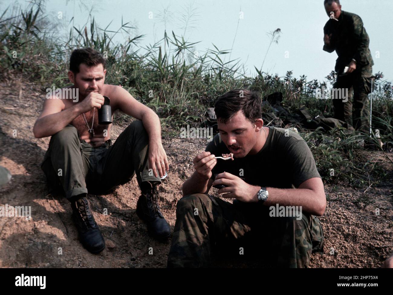 Vietnam war Era Fotos: 'HMS, Operation Oklahoma Hills', April 1969 - Krankenhauskorpsmänner essen Rationen - PD Foto mit freundlicher Genehmigung des USMC Stockfoto