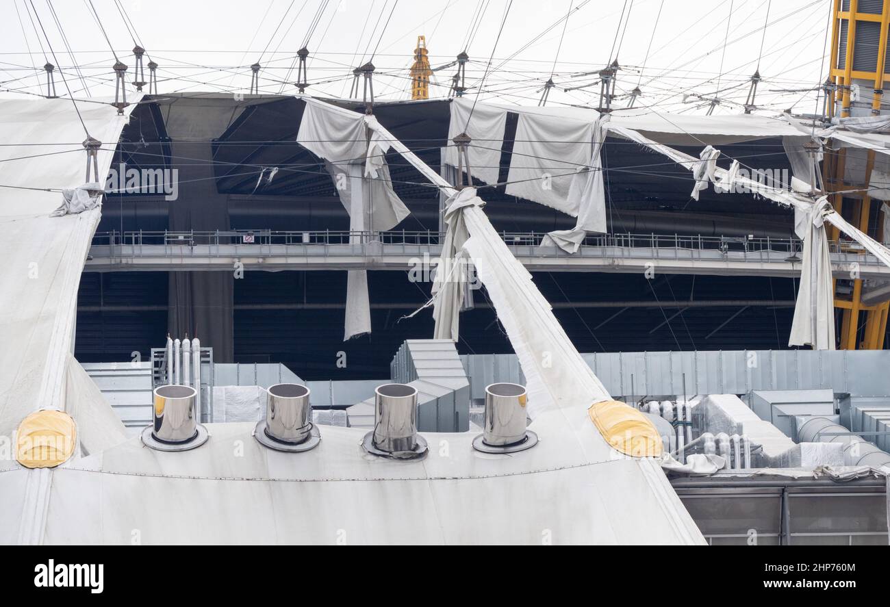 Gesamtansicht der O2 Arena in London, nachdem Teile des Dachs bei starken Winden abgerissen wurden, als der Sturm Eunice einschlug. Eine große Säuberung wird beginnen, nachdem Sturm Eunice Schäden, Störungen und rekordverdächtige Windböen in Großbritannien und Irland verursacht hat, die zum Tod von mindestens vier Menschen führen. Bilddatum: Samstag, 19. Februar 2022. Stockfoto