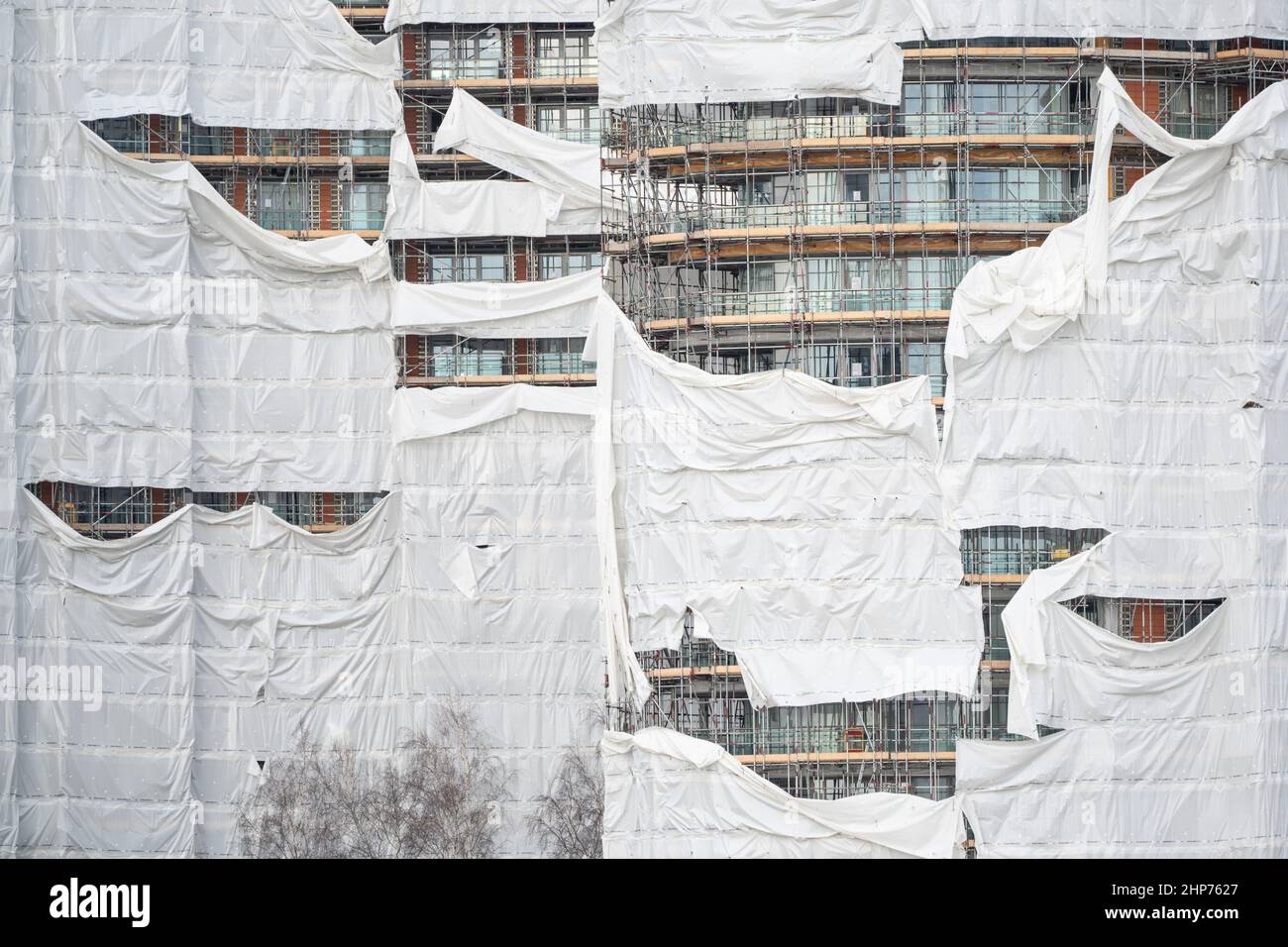 Allgemeine Ansicht der Windschäden an einer Baustelle entlang der Themse in London, nach starken Winden als Sturm Eunice anschlug. Eine große Säuberung wird beginnen, nachdem Sturm Eunice Schäden, Störungen und rekordverdächtige Windböen in Großbritannien und Irland verursacht hat, die zum Tod von mindestens vier Menschen führen. Bilddatum: Samstag, 19. Februar 2022. Stockfoto