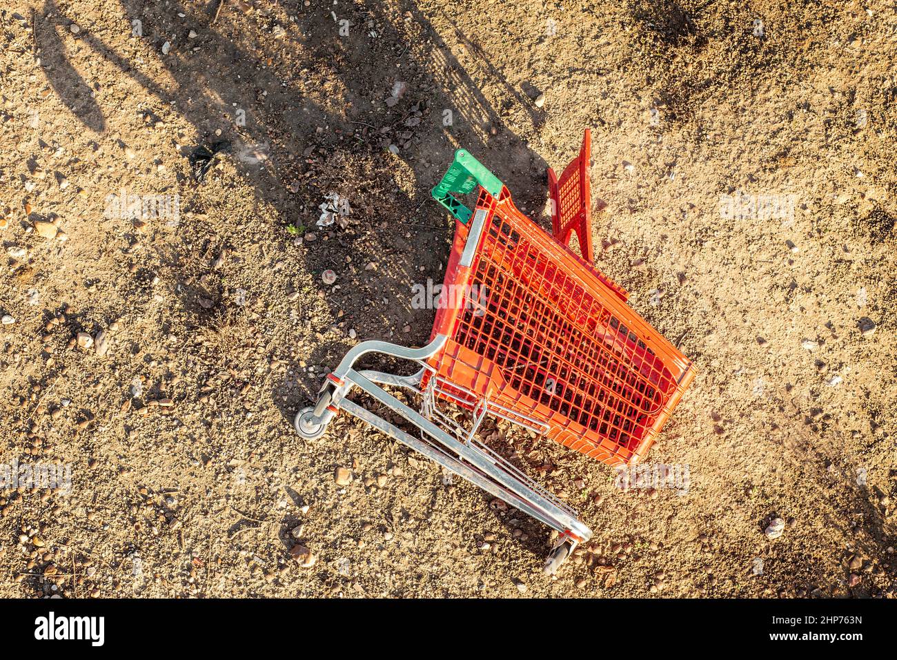 Supermarkt Einkaufswagen in der Straße umgedreht Stockfoto