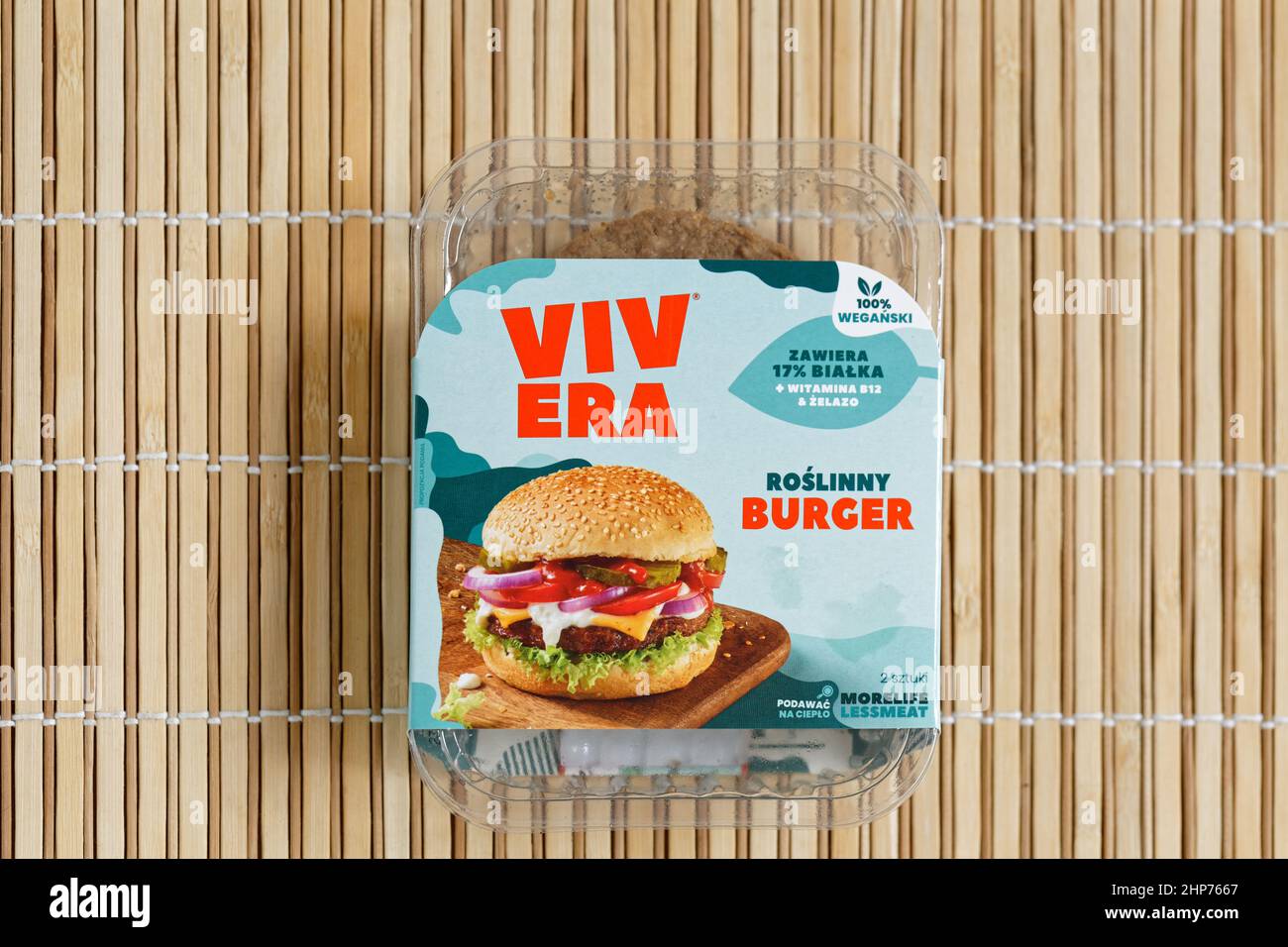 Verpackung und Inhalt von Vege Burger VIVERA auf pflanzlicher Basis aus Sojabohnen und Weizenprotein Stockfoto