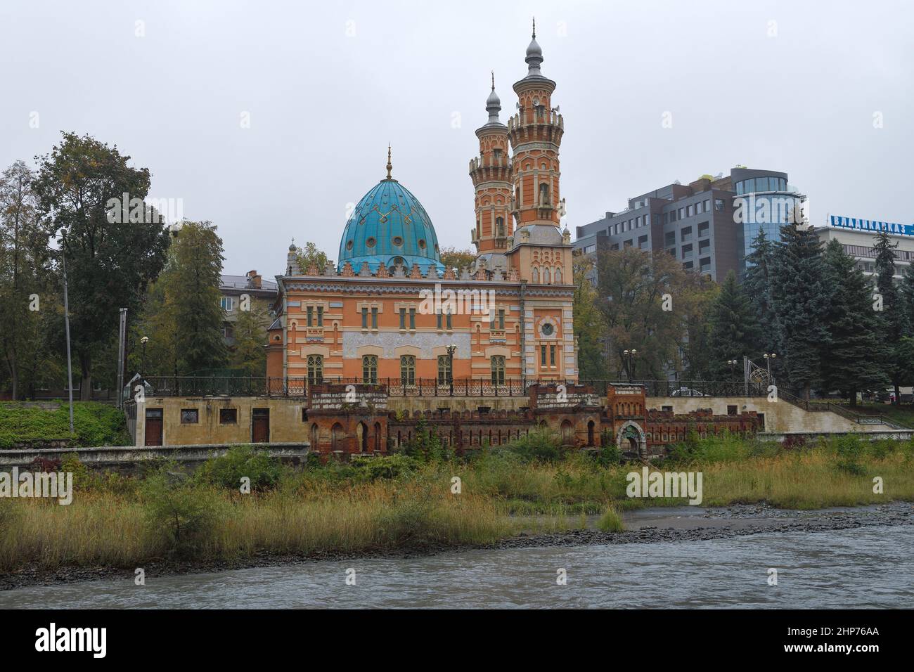 WLADIKAWKAZ, RUSSLAND - 01. OKTOBER 2021: Alte sunnitische Moschee (Muchtarov-Moschee) im Stadtbild an einem bewölkten Oktobertag. Nordossetien Alania Stockfoto