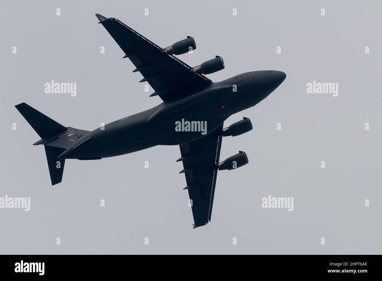 Eine Boeing C17A Globemaster III mit dem Dritten Flügel der US-Luftwaffe, stationiert von der Joint Base Elmendorf-Richardson in Alaska, von unten. Stockfoto