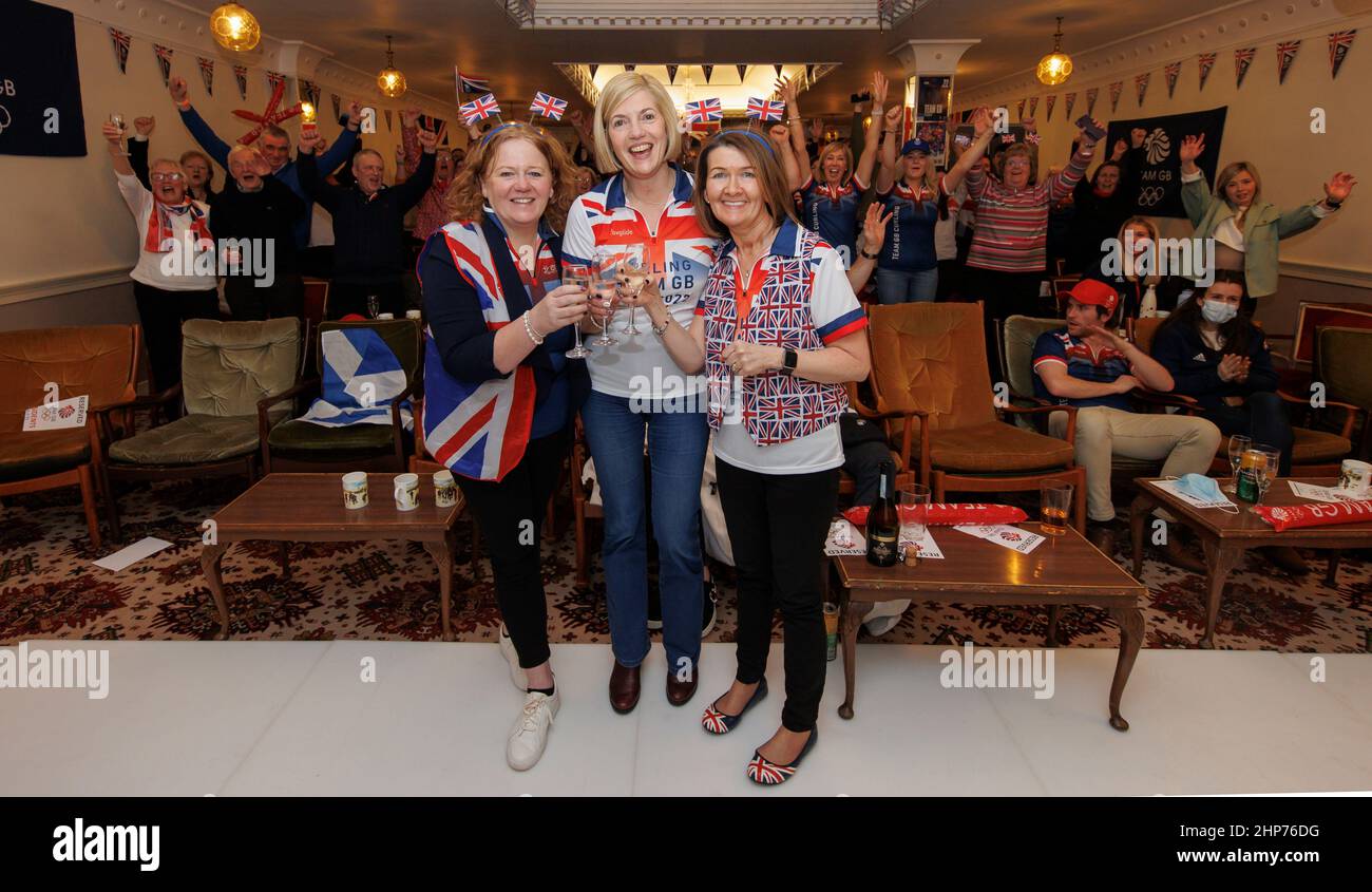 Die Mütter von einigen der britischen Curling-Teams Katie Lammie, Lorna McMillan und Fiona Hardie feiern mit Familie und engen Freunden nach dem Herrengoldmedaillenspiel zwischen Großbritannien und Schweden im North West Castle Hotel, Stranraer, am 15. Tag der Olympischen Winterspiele 2022 in Peking. Bilddatum: Samstag, 19. Februar 2022. Stockfoto