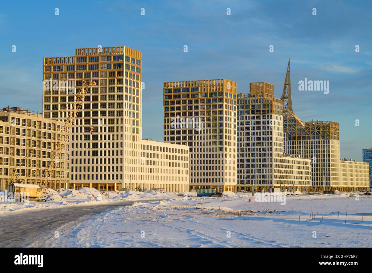 SANKT PETERSBURG, RUSSLAND - 10. DEZEMBER 2021: Blick auf den neuen modernen Wohnkomplex 'Golden City', der auf den Schwemmgebieten von Vasiljews erbaut wurde Stockfoto