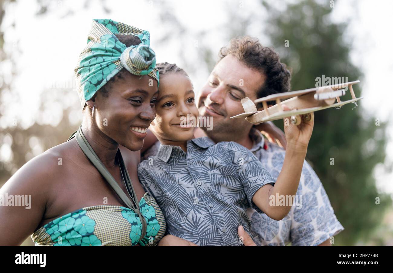 Glückliche multirassische Familie, die Spaß zusammen im Park hat Stockfoto