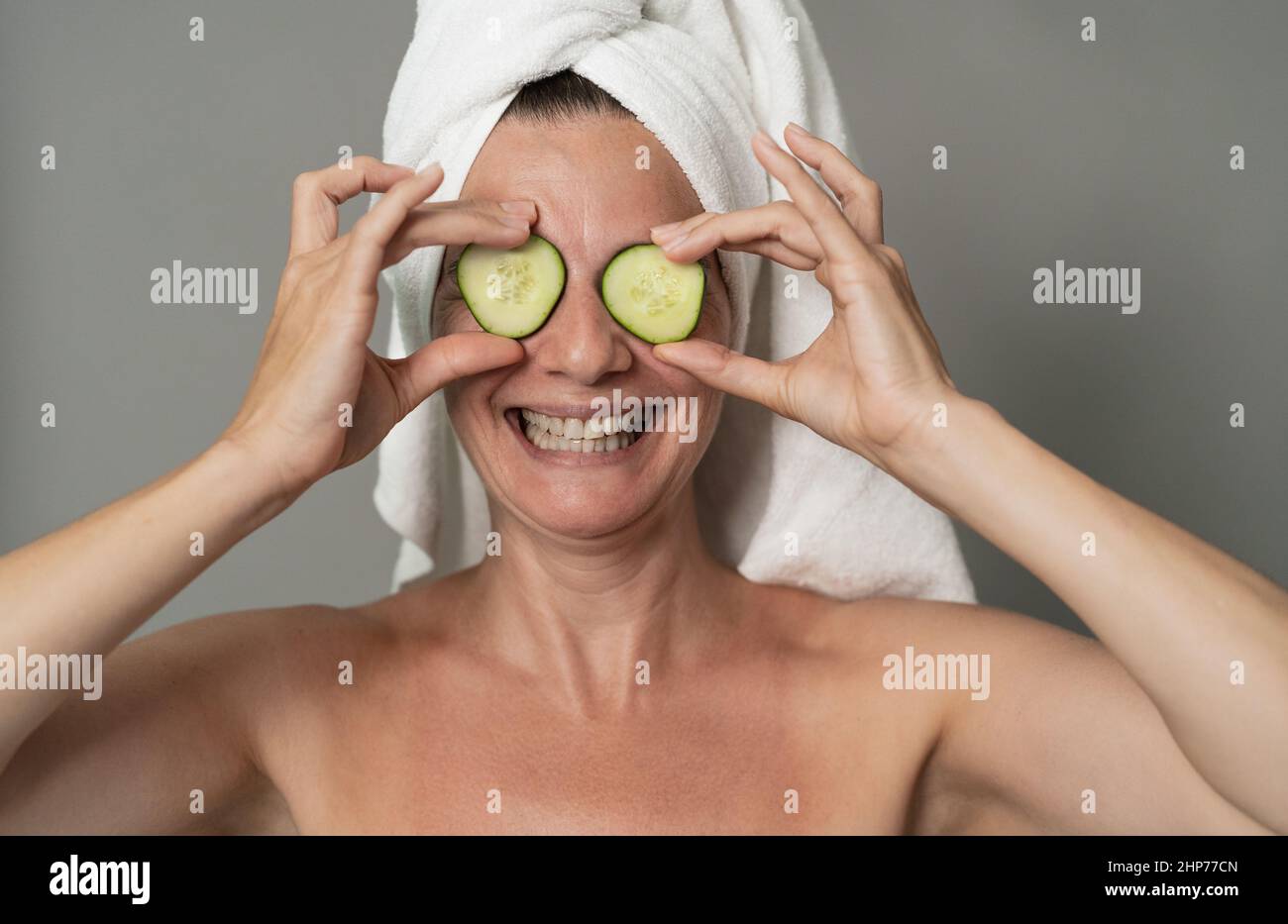 Glückliche reife Frau mit Hautpflege Spa-Tag - Menschen Wellness Lifestyle-Konzept Stockfoto