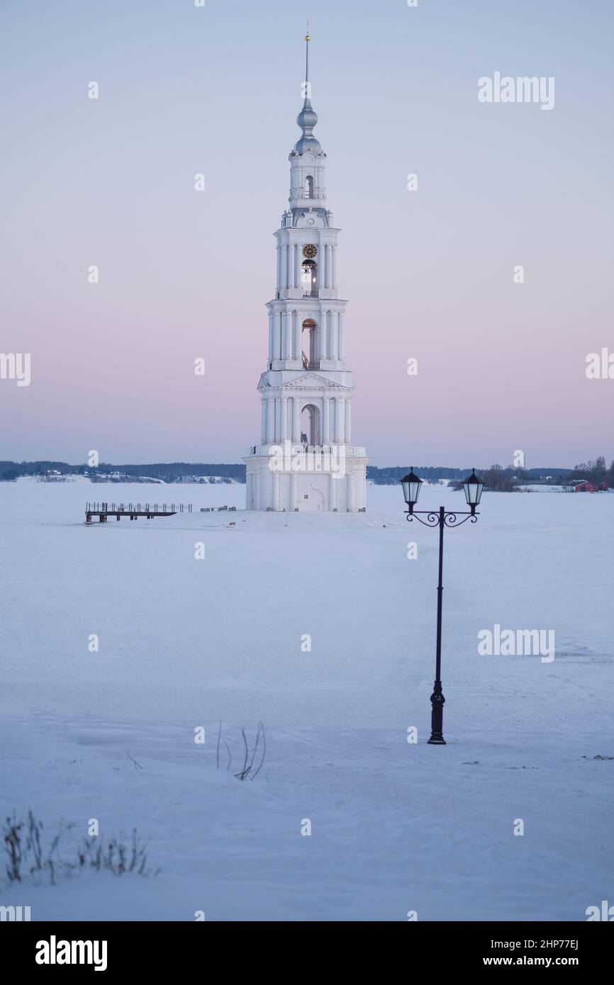 Blick auf den alten Glockenturm der St. Nikolaus Kathedrale auf dem Uglich Stausee am frühen frostigen Januarmorgen. Kalyazin. Region Twer, Russland Stockfoto