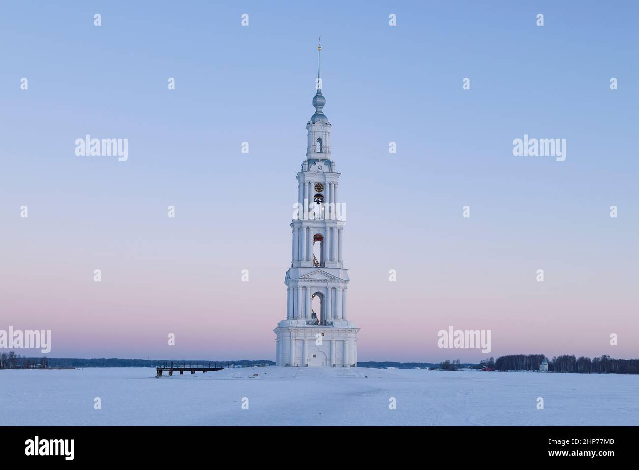 Der alte Glockenturm der überfluteten St. Nikolaus-Kathedrale am frühen frostigen Januarmorgen. Kalyazin. Region Twer, Russland Stockfoto