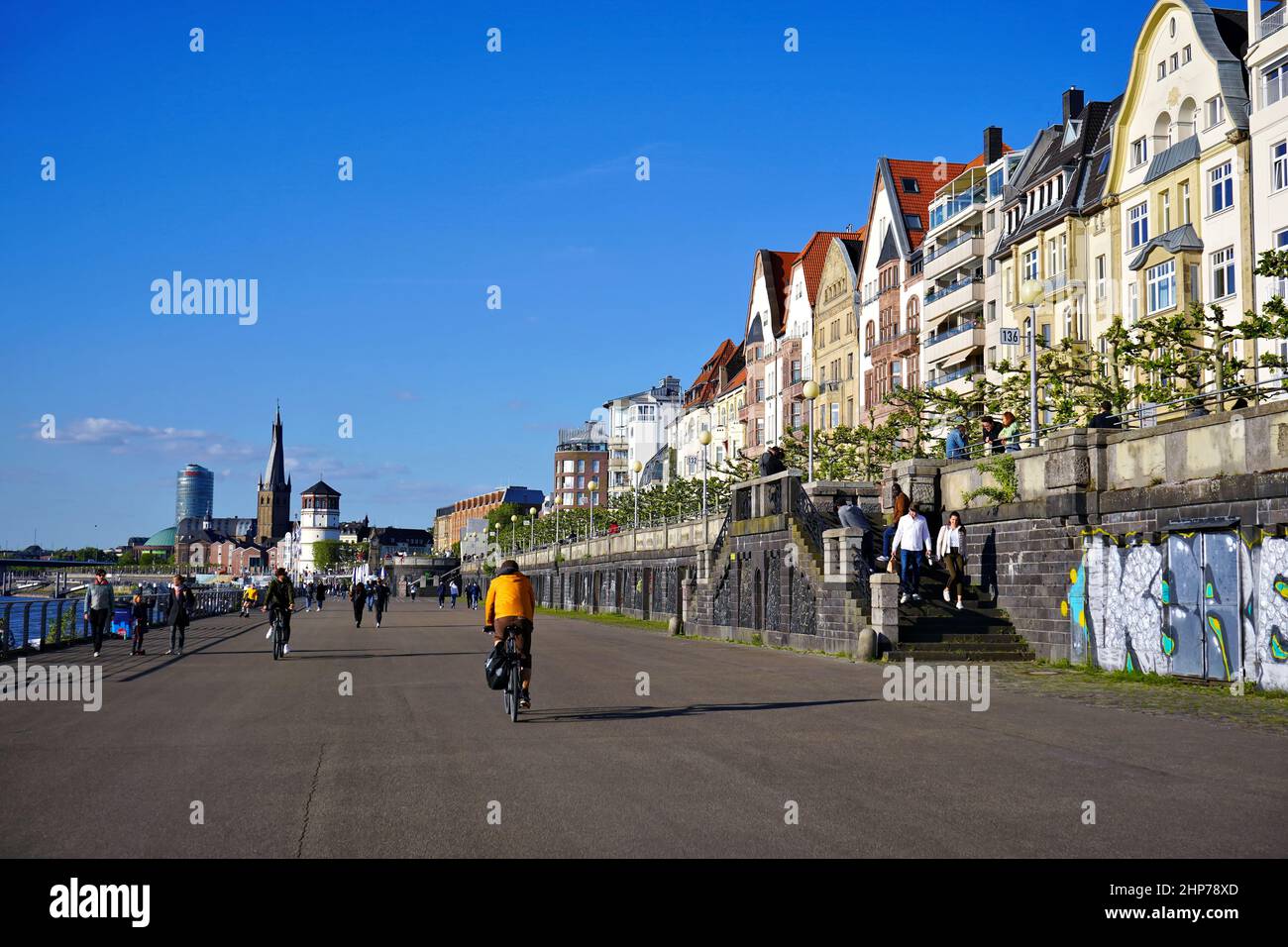 Flusspromenade am Rhein in Düsseldorf an einem sonnigen Frühlingstag. Stockfoto