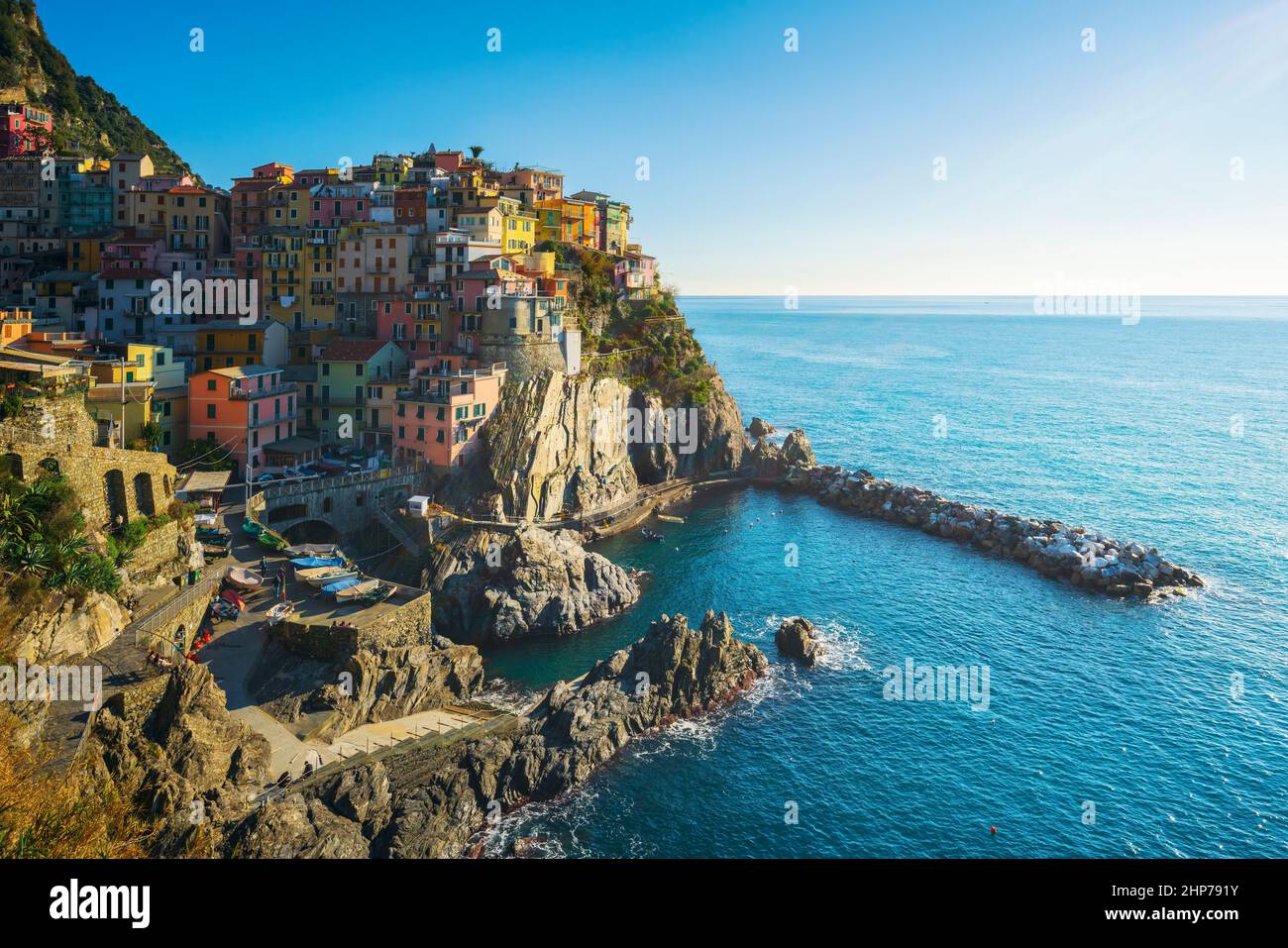 Manarola, Dorf auf den Felsen, an einem klaren Tag. Seascape im Nationalpark Cinque Terre, UNESCO-Weltkulturerbe, Region Ligurien, Italien, Europa. Stockfoto