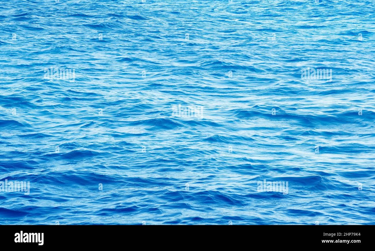 Tiefblaue Wellen Meer oder Ozean Wasseroberfläche windigen Tag Hintergrund Stockfoto
