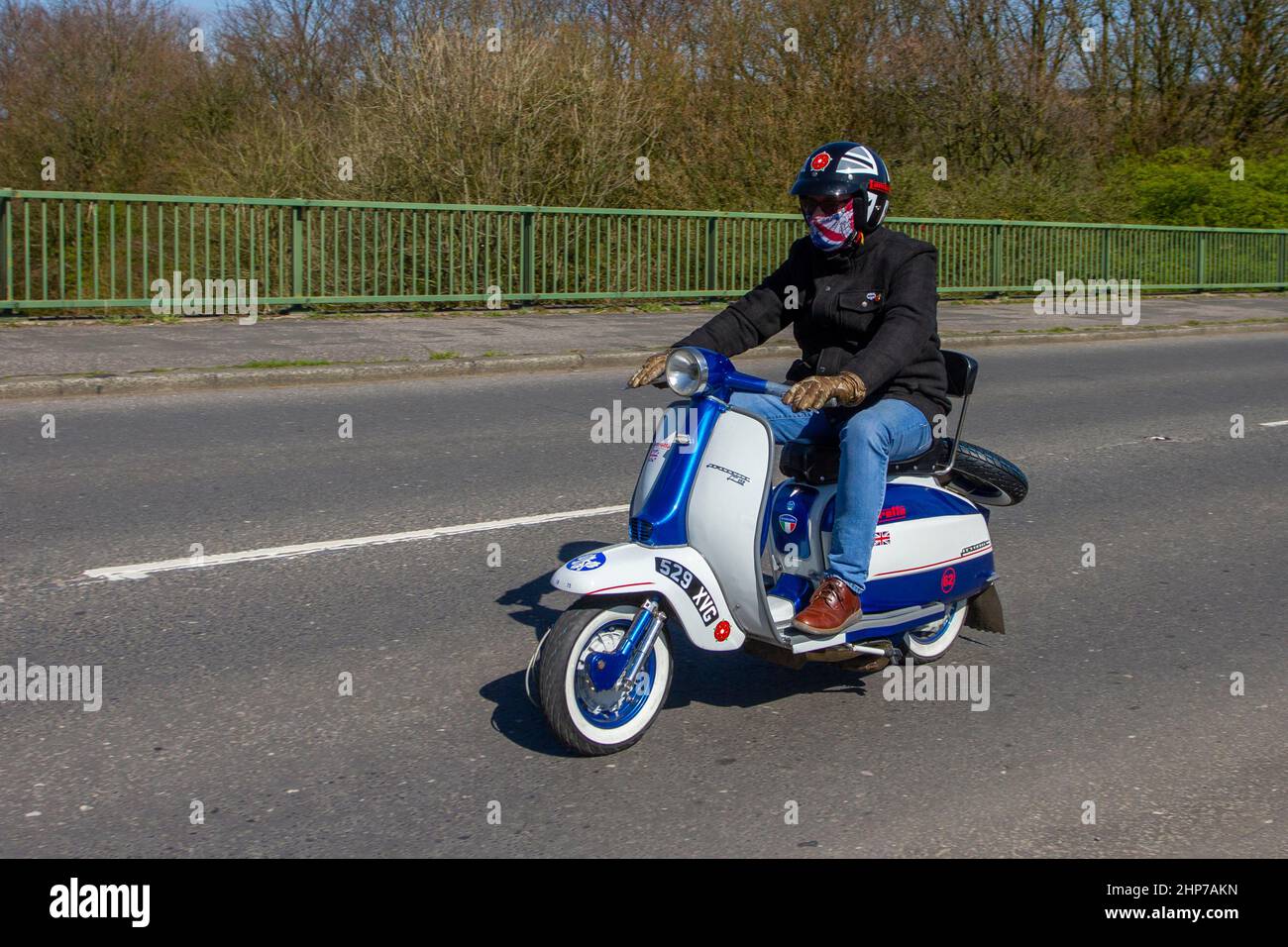 1962 60s Sechziger Lambretta 148cc Benzin; Motorradfahrer; zweirädriger Transport, Motorräder, italienisches Fahrzeug, Straßen, Motorräder, Motorradfahrer in Chorley, Großbritannien Stockfoto