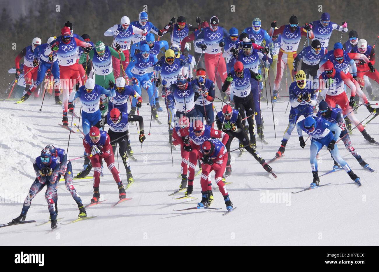 Zhangjiakou, China. 19th. Februar 2022. Skifahrer treten am Samstag, den 19. Februar 2022, bei den Olympischen Winterspielen in Peking 2022 in Zhangjiakou, China, beim Massenstart-Langlaufevent der Herren 30km an. Alexander Bolshunov vom ROC gewann die Goldmedaille, Ivan Yakimushkin vom ROC gewann die Silbermedaille und Simen Hegstad Krueger aus Norwegen gewann die Bronzemedaille. Foto von Bob Strong/UPI Credit: UPI/Alamy Live News Stockfoto