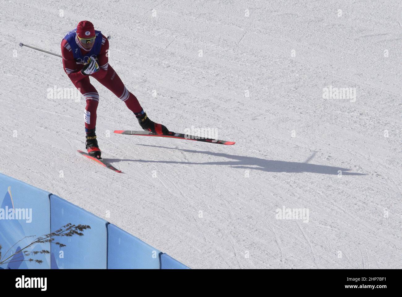 Zhangjiakou, China. 19th. Februar 2022. Alexander Bolshunov vom ROC tritt am Samstag, den 19. Februar 2022, bei den Olympischen Winterspielen 2022 in Peking in Zhangjiakou, China, in der vorletzten Runde des Massenstart-Langlaufevents der Herren 30km an. Bolshunow gewann die Goldmedaille, Ivan Yakimushkin vom ROC gewann die Silbermedaille und Simen Hegstad Krueger aus Norwegen gewann die Bronzemedaille. Foto von Bob Strong/UPI Credit: UPI/Alamy Live News Stockfoto