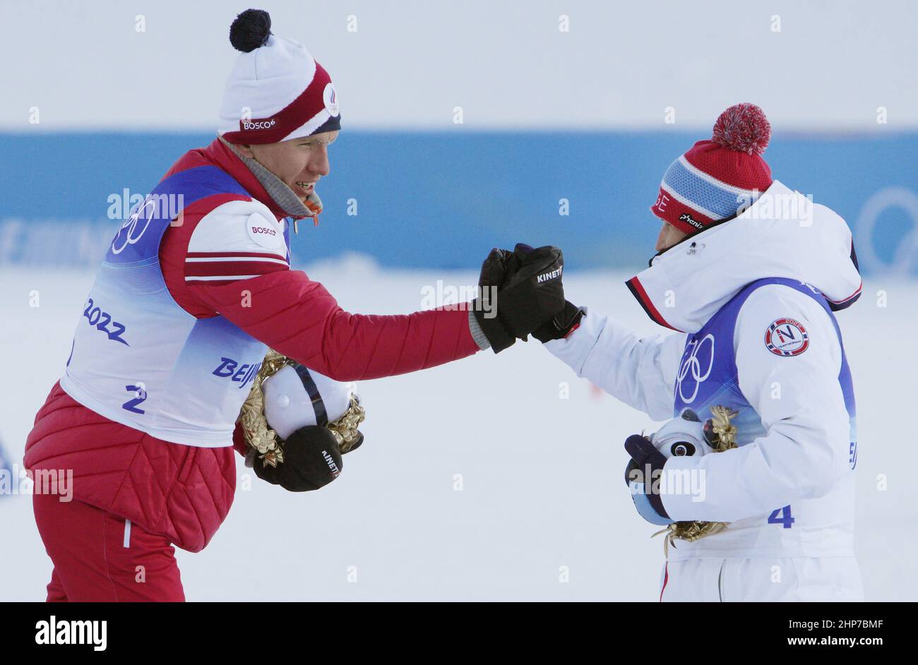 Zhangjiakou, China. 19th. Februar 2022. Goldmedaillengewinnerin Alexander Bolshunov vom ROC (L) schüttelt sich nach dem Cross-Country-Event der Männer 30km bei den Olympischen Winterspielen in Peking 2022 in Zhangjiakou, China, am Samstag, den 19. Februar 2022, die Hände mit dem Bronzemedaillengewinnerin Simen Hegstad Krueger aus Norwegen. Iwan Yakimushkin vom ROC gewann die Silbermedaille. Foto von Bob Strong/UPI Credit: UPI/Alamy Live News Stockfoto