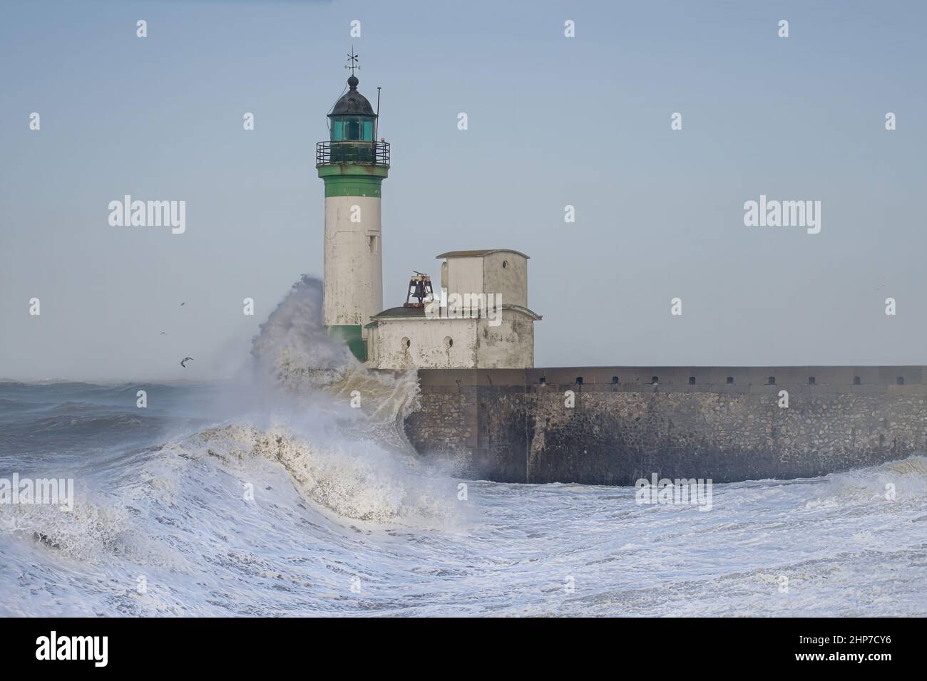 Le phare du Tréport sous les vagues Pendant la Tempête Eunice Stockfoto