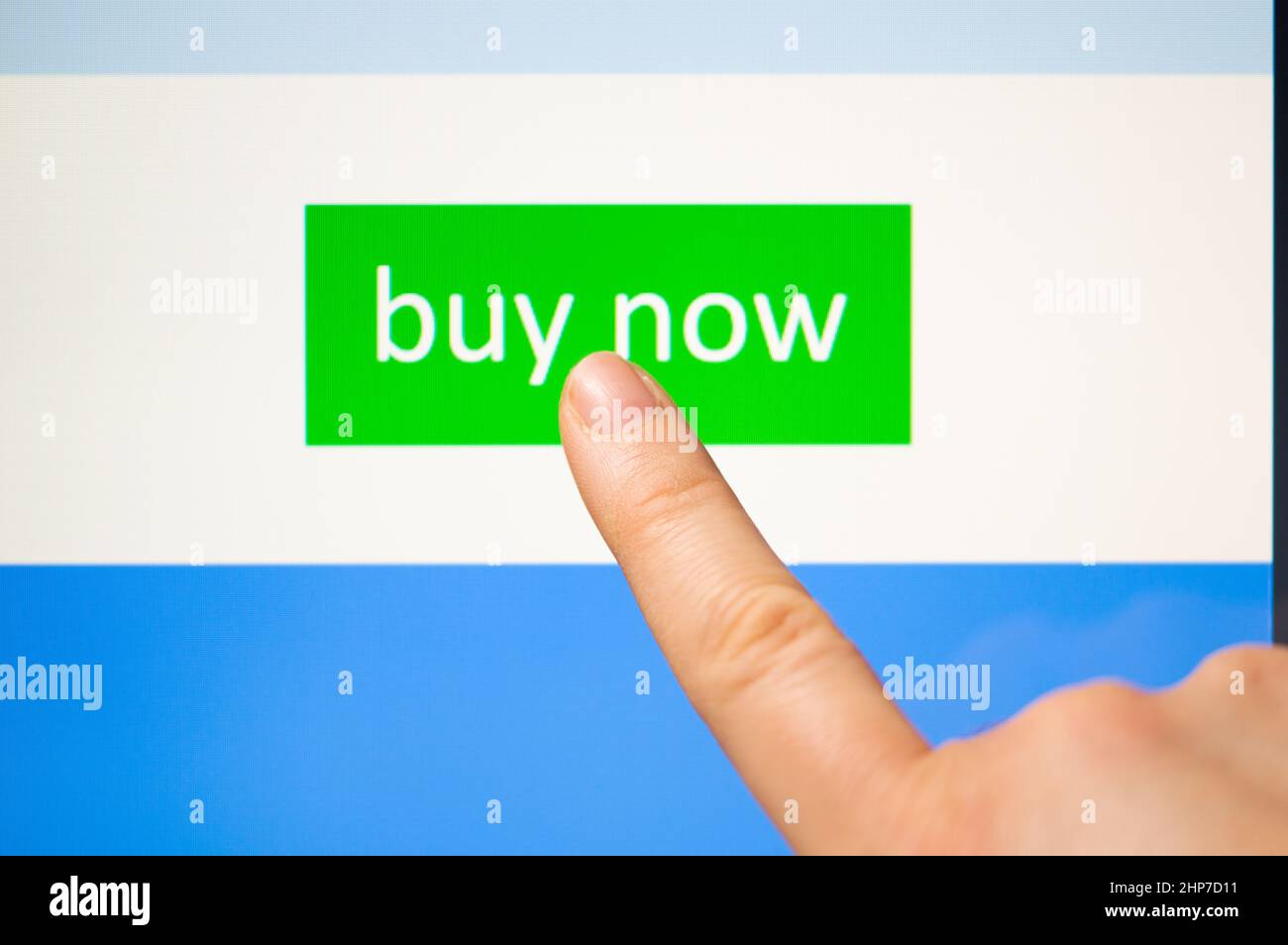 Der Finger einer Frau, die von ihrem Touchscreen-Tablet aus Online-Shopping macht.die Bilder auf dem Bildschirm werden von mir produziert Stockfoto