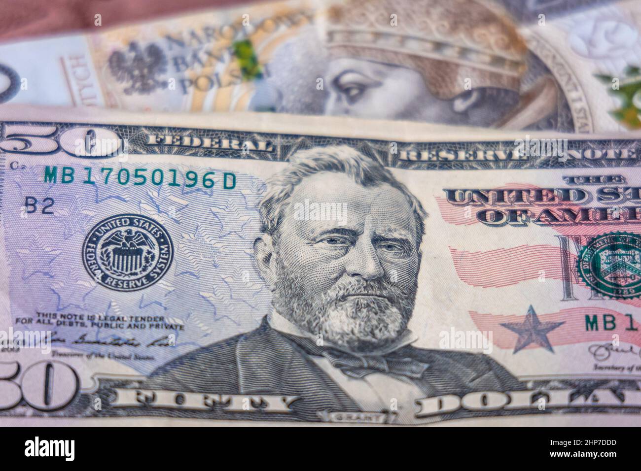 50-Dollar-Banknote und 200 polnische Zloty-Banknote Stockfoto