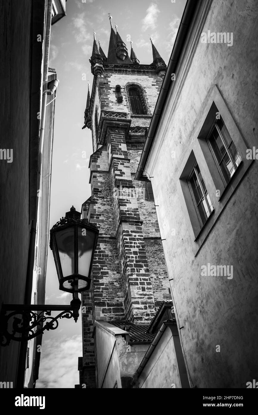 Mittelalterliche Straße in der Altstadt von Prag, Tschechien. Schwarzweiß-Fotografie, Stadtbild Stockfoto