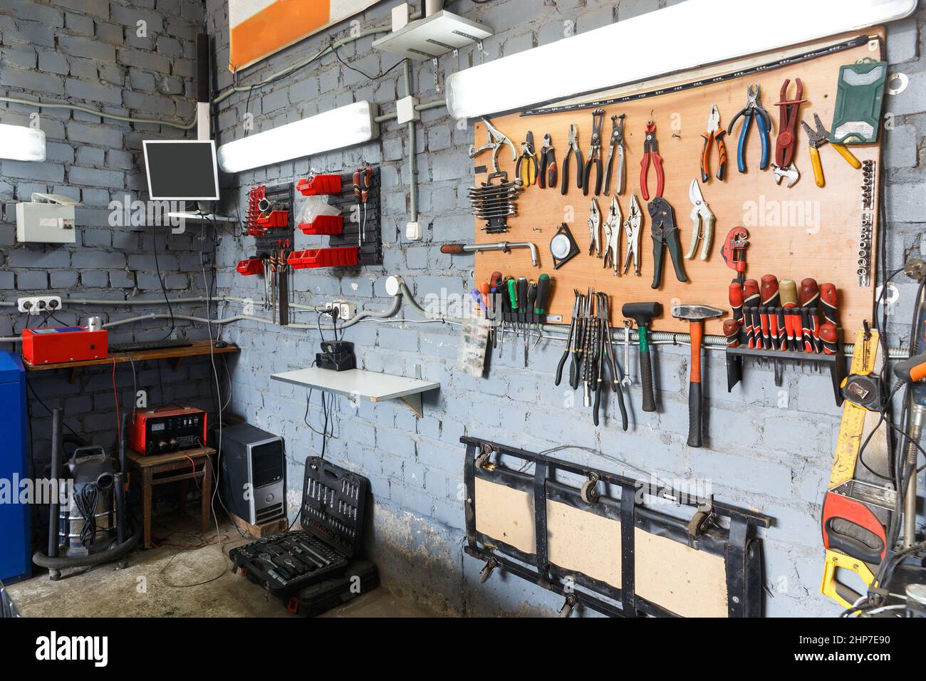 Eine Reihe von Werkzeugen in der echten Autowerkstatt. Die Organisation des Arbeitsplatzes beim Mechaniker. Stockfoto