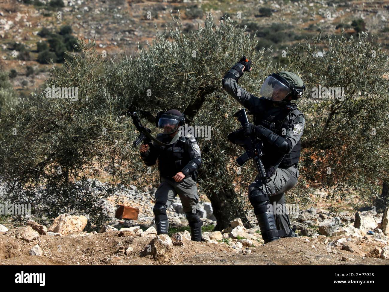 Beita, Nablus, Palästina. 18th. Februar 2022. Nablus, Westjordanland, Palästina. 18. Februar 2022. In der Stadt Beita im Westjordanland in der Nähe von Nablus kommt es zu Zusammenstößen zwischen israelischem Sicherheitspersonal und palästinensischen Demonstranten. Die Proteste in Beita begannen im Mai 2021 nach zahlreichen Versuchen israelischer Siedler, palästinensische Gebiete auf dem Berg Sabih zu übernehmen. Der Außenposten in Beita wurde ohne Zustimmung der israelischen Regierung errichtet und die Siedler wurden Anfang Juli evakuiert. Aber die Armee bleibt dort stationiert und bewacht die Karawanen, während die israelische Regierung die Aussicht auf eine Genehmigung auswertet Stockfoto